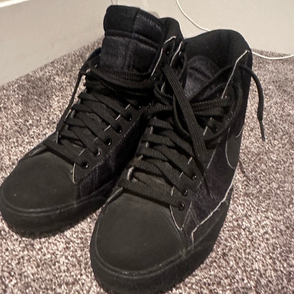 Black Nike high tops - Picture 3 of 5